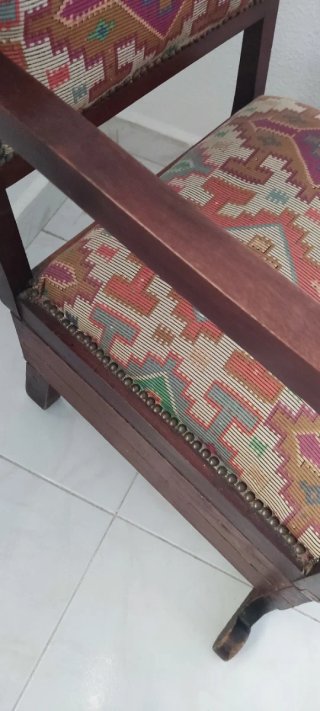 Butaca antigua de madera y tela