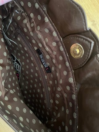 Clutch marron piel