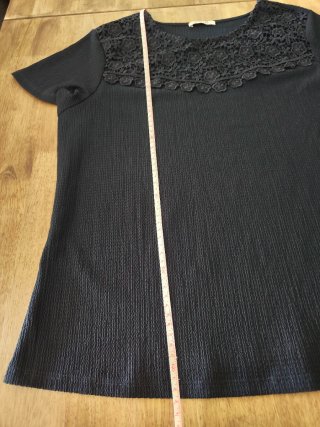 Blusa negra con encaje
