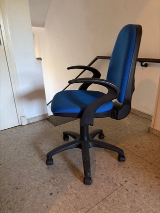 Silla de escritorio azul y negra