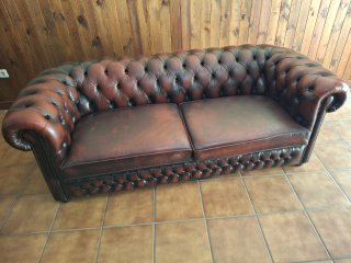 Sofá Chesterfield cuero burdeos
