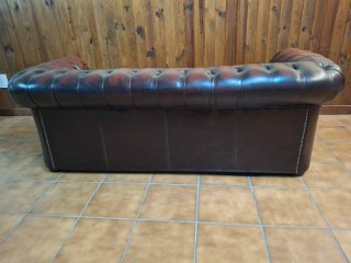 Sofá Chesterfield cuero burdeos