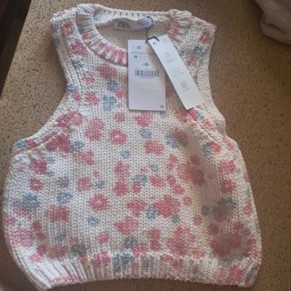 Top floral tejido blanco y rosa