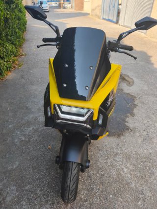 Moto Scooter LETBE MECHA 125cc Negra y Amarilla