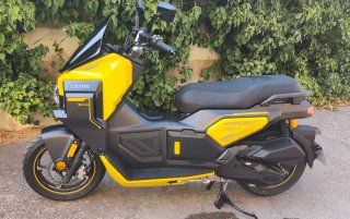 Moto Scooter LETBE MECHA 125cc Negra y Amarilla