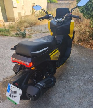 Moto Scooter LETBE MECHA 125cc Negra y Amarilla