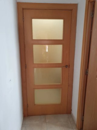 Puerta de madera con 4 cristales