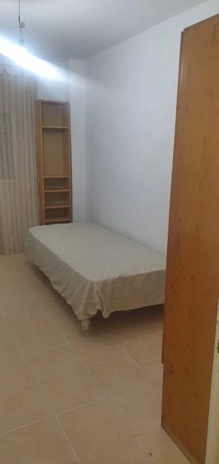 Se alquila habitación