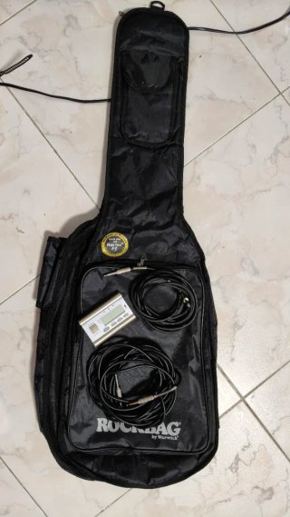 Guitarra Eléctrica Blanca y Amplificador Roland