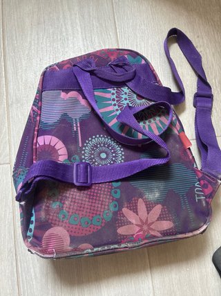 Mochila morada con estampado floral