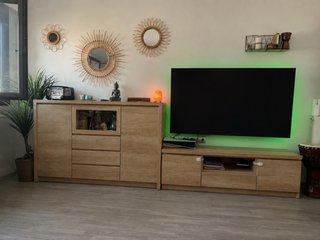 Mueble de comedor de madera y cristal