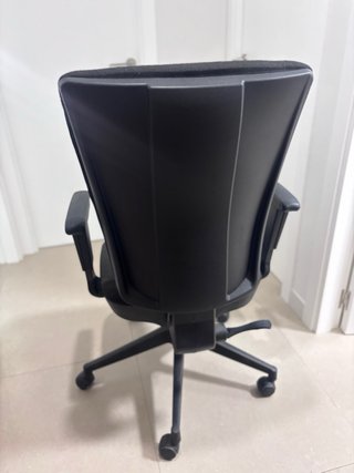 Silla de oficina negra con reposabrazos