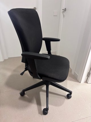 Silla de oficina negra con reposabrazos