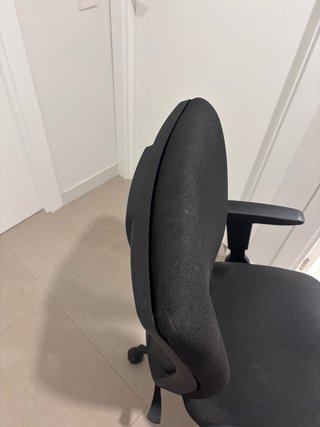 Silla de oficina negra con reposabrazos