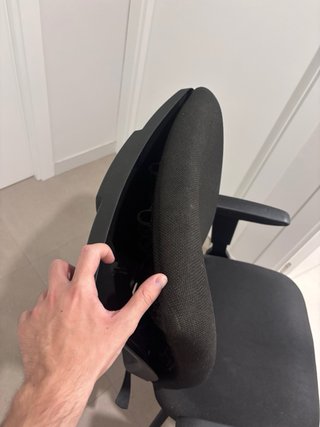 Silla de oficina negra con reposabrazos