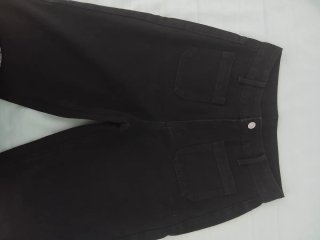 Pantalón recto largo negro con bolsillos