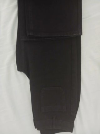 Pantalón recto largo negro con bolsillos