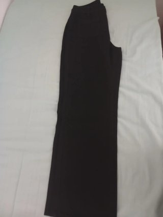 Pantalón recto largo negro con bolsillos