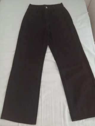 Pantalón recto largo negro con bolsillos