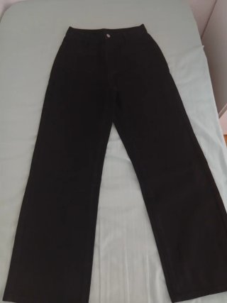 Pantalón recto largo negro con bolsillos