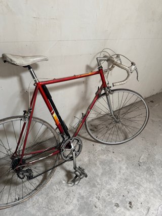 Bicicleta carretera vintage roja