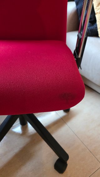 Silla de escritorio roja y negra
