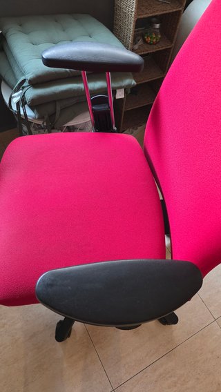 Silla de escritorio roja y negra