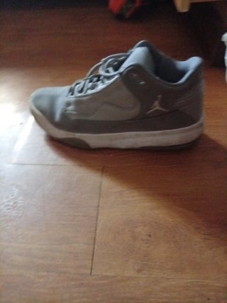 Zapatillas Jordan Grises y Blancas