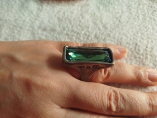 Anillo Uno de 50 con piedra verde