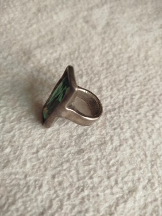 Anillo Uno de 50 con piedra verde