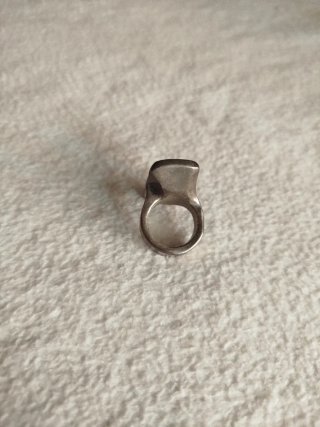 Anillo Uno de 50 con piedra verde