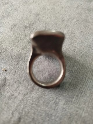 Anillo Uno de 50 con piedra verde