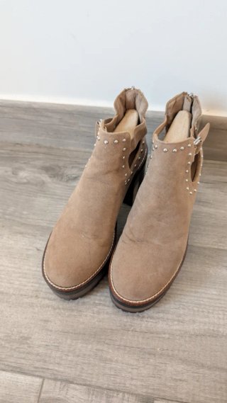Botines beige con plataforma y tachuelas