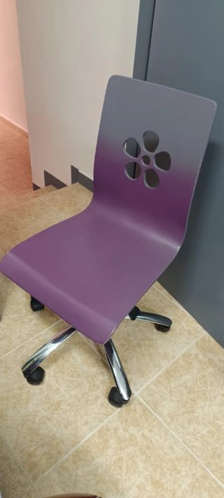 Silla de oficina con ruedas morada