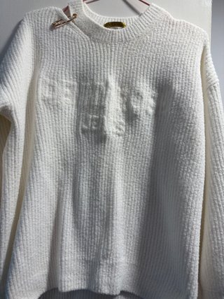 Blusa blanca de punto con relieve