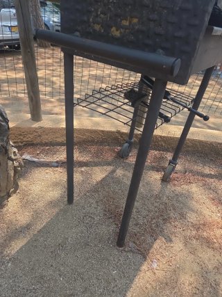 Barbacoa de hierro con chimenea