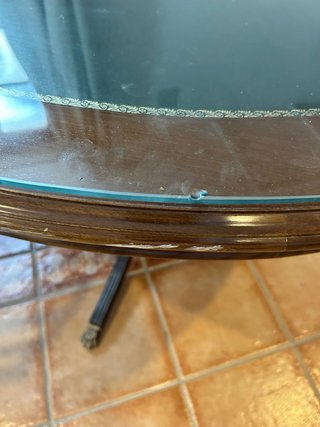 Mesa de juego redonda de madera y cristal