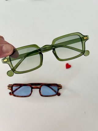 2 paia di occhiali di tendenza con lenti colorate