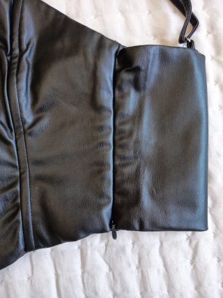 Corpiño corto efecto piel Zara