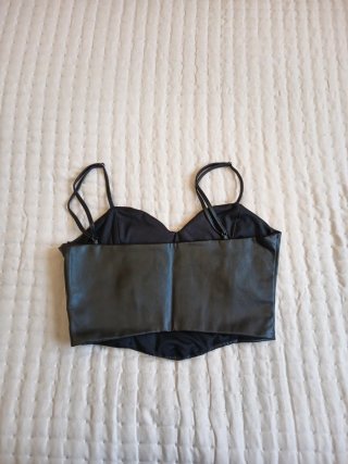 Corpiño corto efecto piel Zara