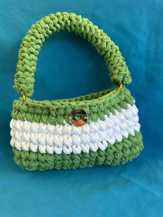 Bolso y pendientes de crochet hechos a mano