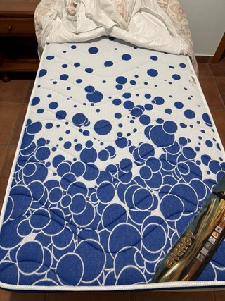 Cama individual con somier,se incluye colchones 2