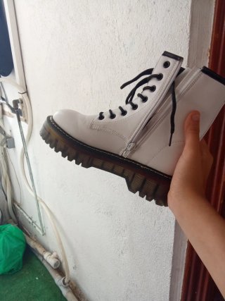 Botas blancas y negras