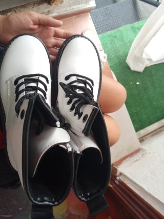 Botas blancas y negras