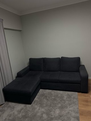 Sofá-cama cinza com arrumação