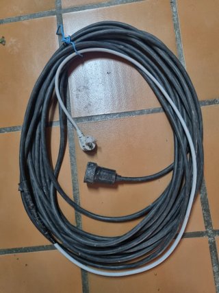 Alargadera de corriente negra
