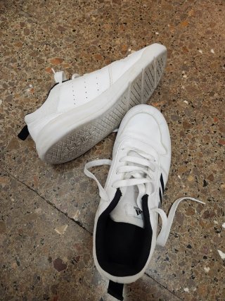 Zapatillas Adidas Blancas y Negras