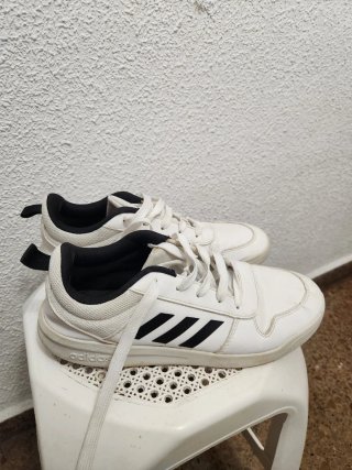 Zapatillas Adidas Blancas y Negras