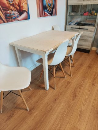 Mesa comedor y 4 sillas blancas