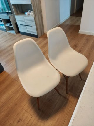 Mesa comedor y 4 sillas blancas